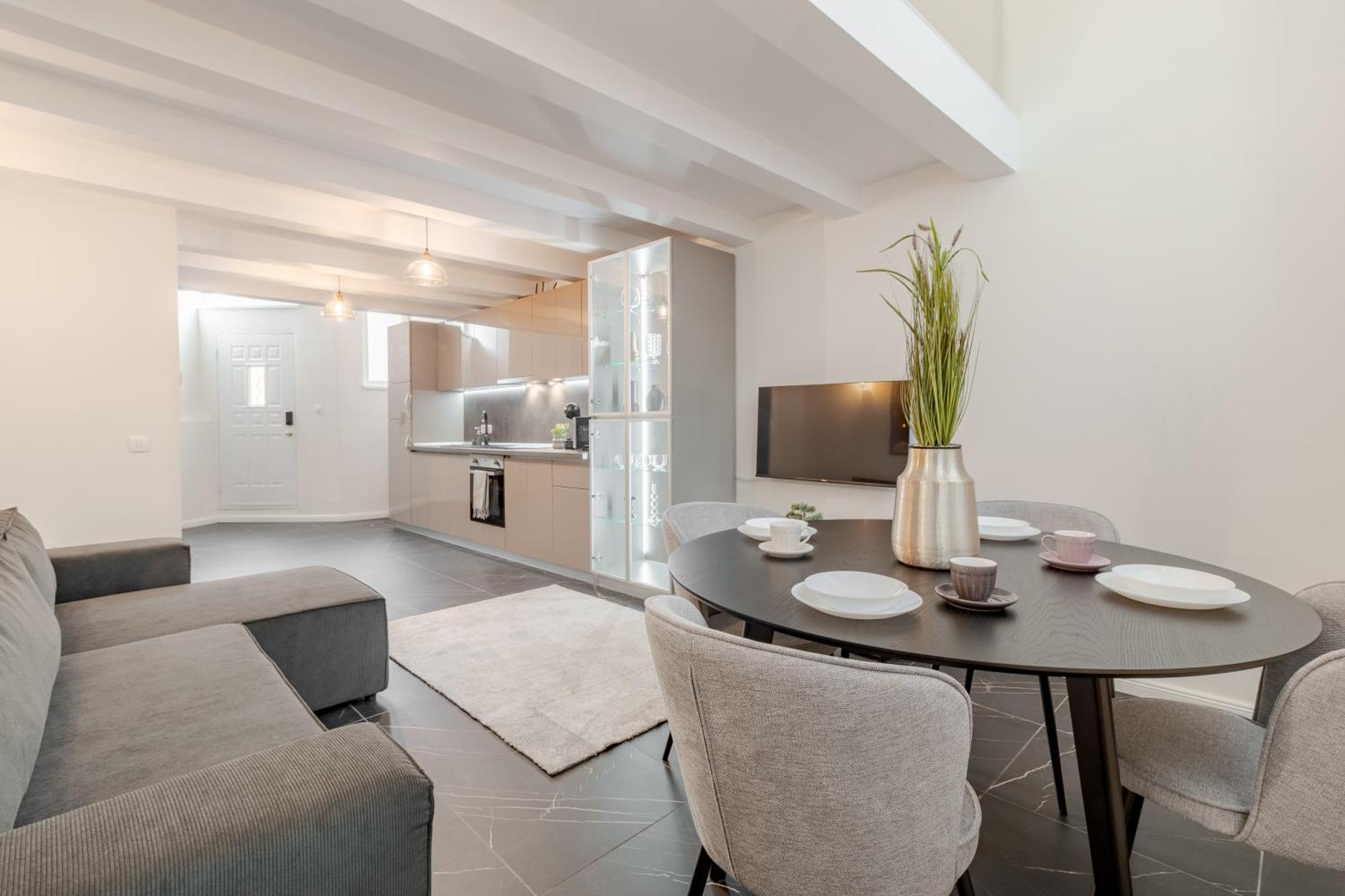 Apartament Ultra-Central Lux + Free Parking + Self Check-In Орадя Екстер'єр фото
